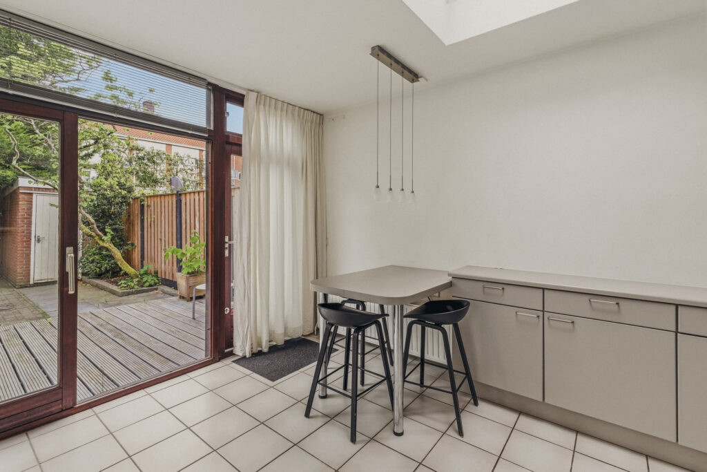 Hoekwoning te koop: Jhr.Mr.Dr. H.A. van Karnebeeklaan 46, Amstelveen