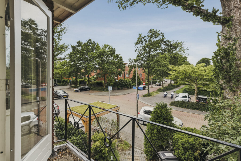Hoekwoning te koop: Jhr.Mr.Dr. H.A. van Karnebeeklaan 46, Amstelveen