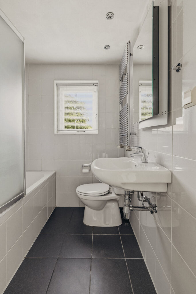 Hoekwoning te koop: Jhr.Mr.Dr. H.A. van Karnebeeklaan 46, Amstelveen